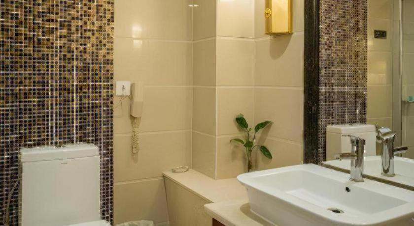 Bathroom 4, Yijian Holiday Hotel, Zhuhai