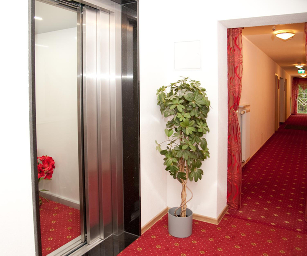 Exterior & Views 2, Landhotel Hutzenthaler, Landshut