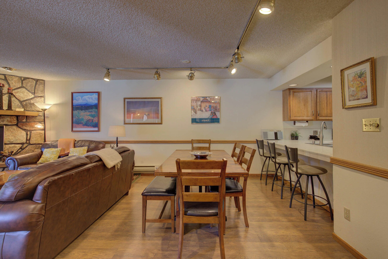 Food & Drinks, Atrium 104 Downtown Condos with on-site Hot Tub, Summit