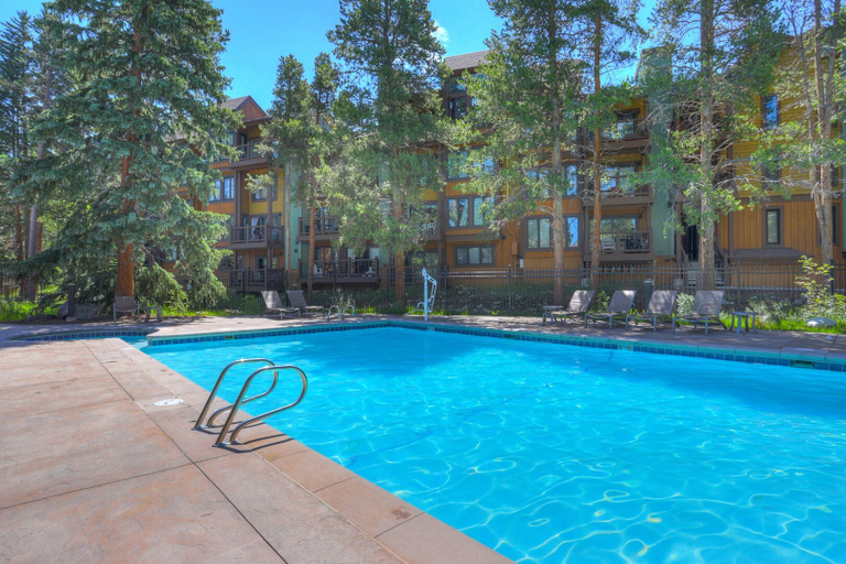 Sport & Beauty 5, Lance's West 6 Condo with Pool & Hot Tub, Summit