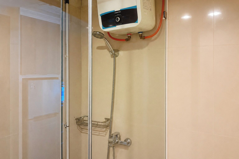 Bathroom 3, Stylish Comfort Studio At Apartment Tamansari Skylounge Balikpapan, Balikpapan