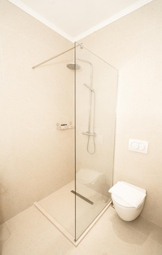 Bathroom 2, Hotel Monaco & Garden, Kavajës