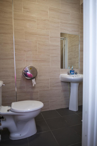 Bathroom 4, Ashfield House Hostel, Dublin