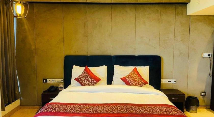 Bedroom 3, Hotel Signature Grand, Delhi