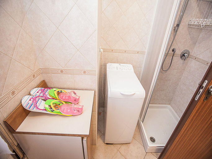 Bathroom shower, Stylish Flat With Lovely Balcony for Your Holiday, Rovigo