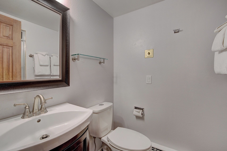 Bathroom 4, Sundowner II 203, Summit