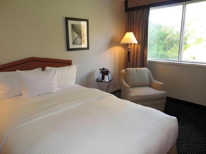Bedroom 3, Toronto Don Valley Hotel and Suites, Toronto
