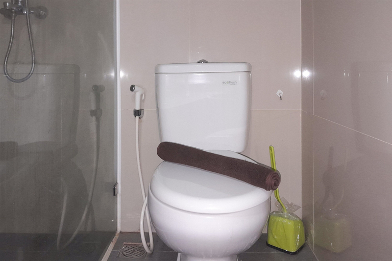 Bathroom 4, Functional Nice Studio Room At Apartment Tamansari Skylounge Balikpapan, Balikpapan