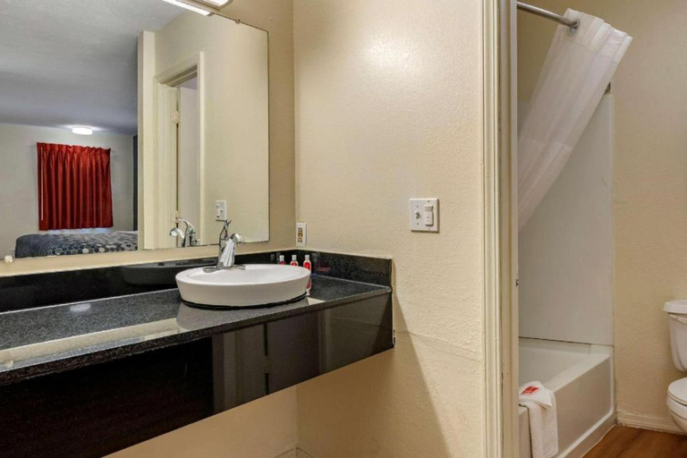 Bathroom 2, Quality Inn & Suites Columbus West, Bartholomew