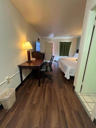 Bedroom 3, Riverside Motel, Clark