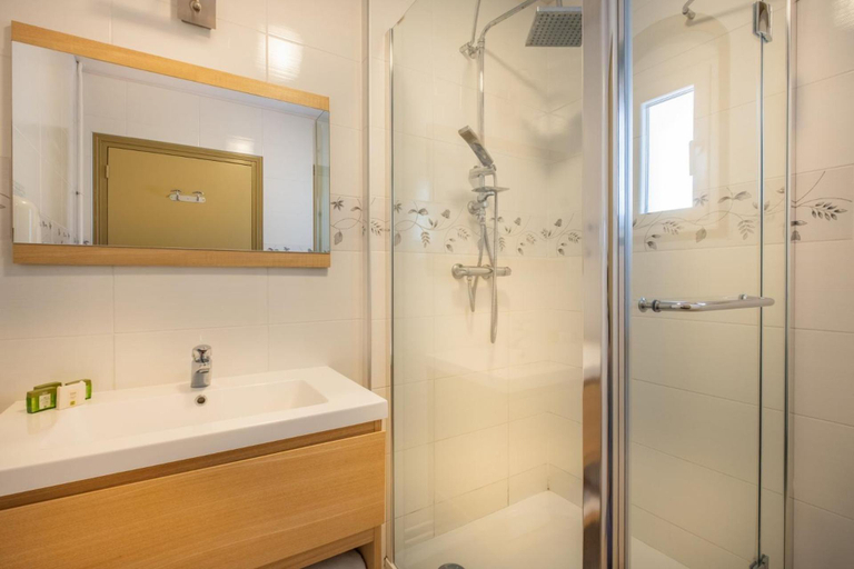 Bathroom 4, Logis Hotel le Coq Hardi, Nièvre