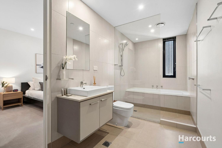 3, Bright 3-Bed Apartment by Western Beach, Geelong