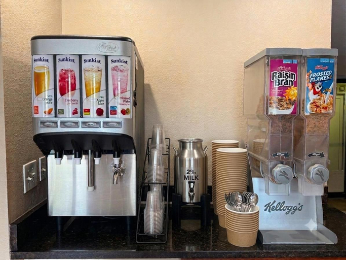Food & Drinks 5, Super 8 By Wyndham Harrison Oh, Cincinnati