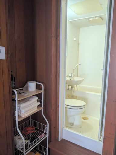 Bathroom 3, Lucky House Guest House, Osaka