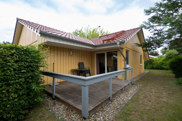 Balcony 1, Praktischer Doppelbungalow mit Terrasse im Ferienpark Mirow, Mecklenburgische Seenplatte