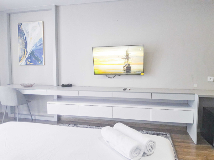 Television, Warm Stylish Studio At Apartment Tamansari Skylounge Balikpapan, Balikpapan