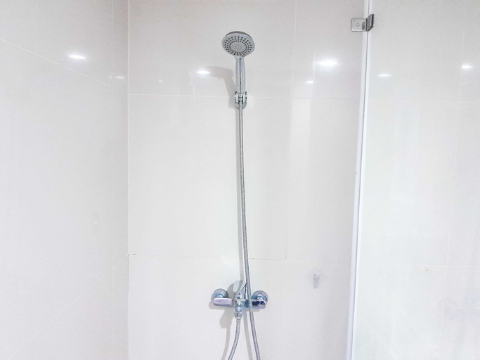 Bathroom 3, Relaxing Studio At Apartment Tamansari Skylounge Balikpapan, Balikpapan