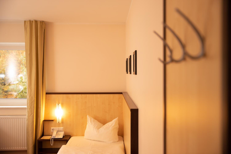 Bedroom 3, Wilder Mann, Dresden
