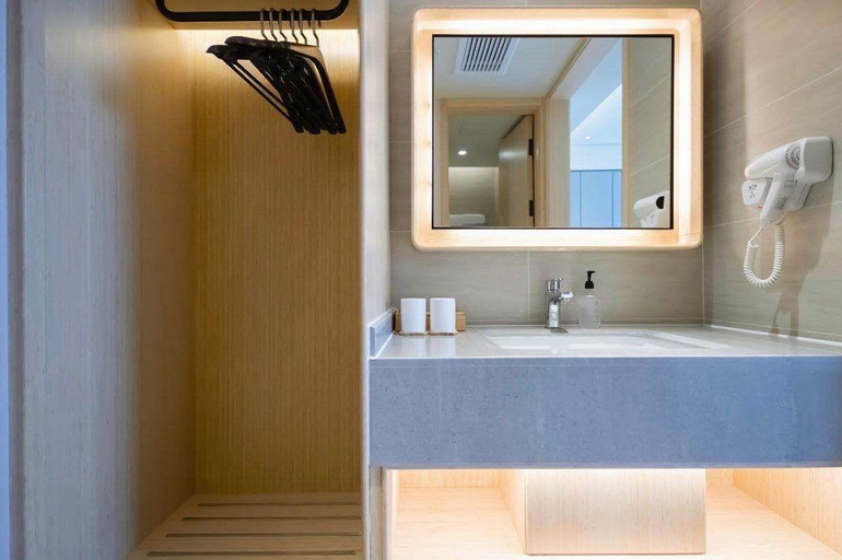 Bathroom 4, Ji Hotel Shanghai Jinshajiang Road, Shanghai