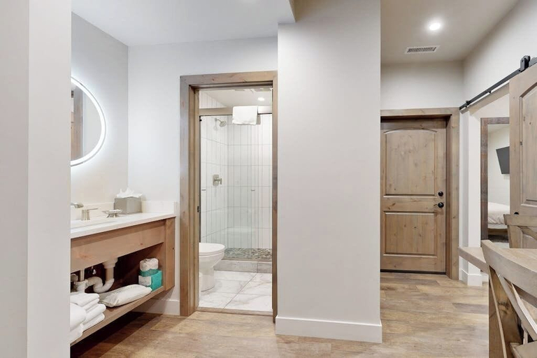 Bathroom 3, Lion Square Lodge, Eagle