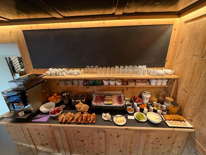 Food & Drinks 5, Pensiunina-Sent, Inn