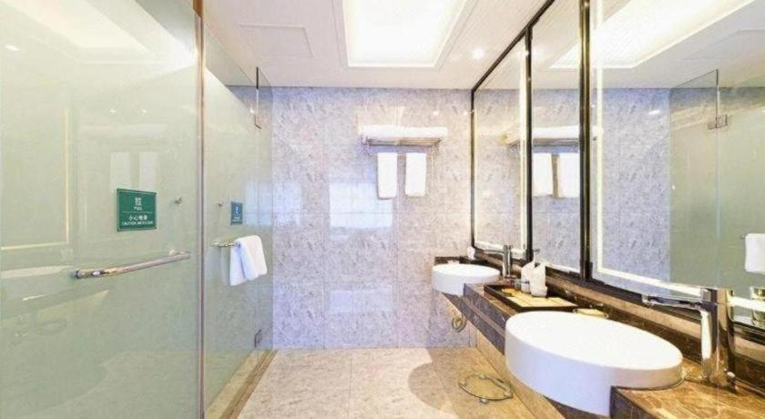 Bathroom 3, Chongqing Wanyou Conifer Hotel, Chongqing