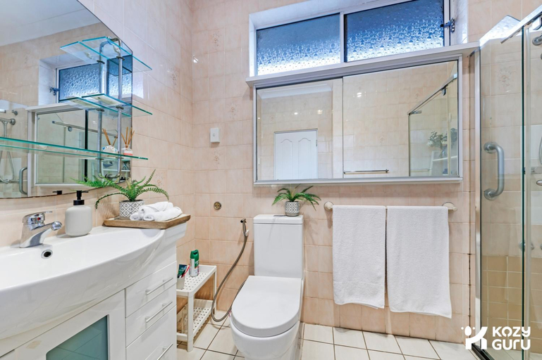 Bathroom, Kozyguru | Rockdale | Spacious 2 Bedrooms House, Sydney