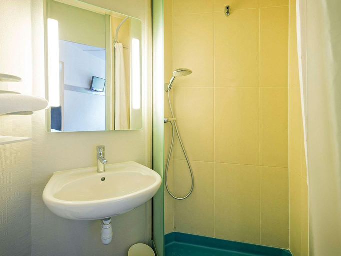 Bathroom 3, B&B Hotel Mulhouse Ile Napoleon, Haut-Rhin