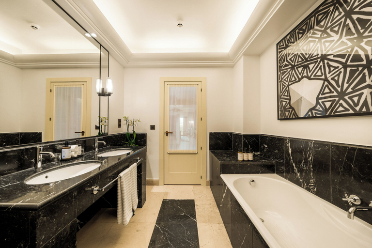 Bathroom 5, Gran Marbella Resort & Beach Club, Málaga