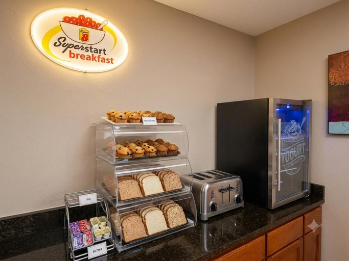 Food & Drinks 5, Super 8 By Wyndham Harrison Oh, Hamilton