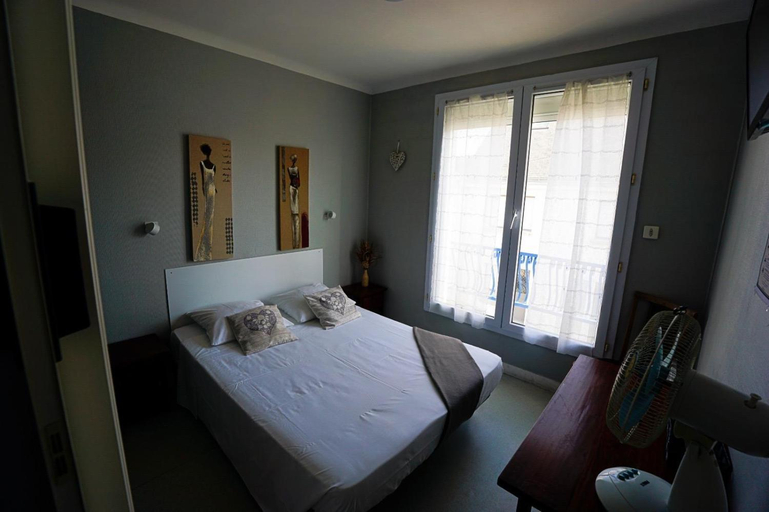 Bedroom 2, Hotel le Bon Soleil, Vendée