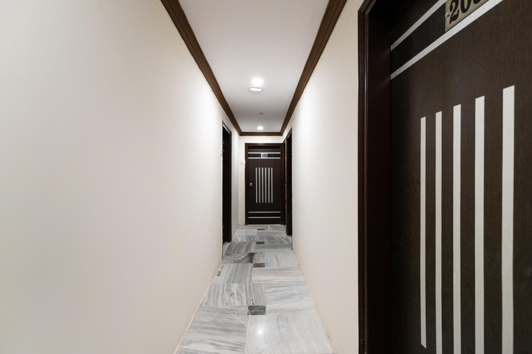 Public Area 2, Hotel O Poonam Palace, Ahmadabad