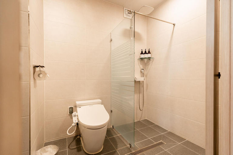 Bathroom 4, Sanbangsan Hotel, Seogwipo