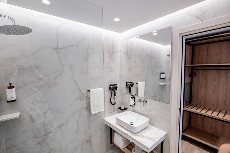 Bathroom 5, Hotel Mediterrane, Sarandës