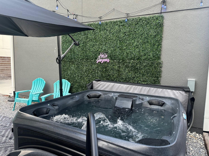 Sport & Beauty, Pet Friendly Modern Zen Studio Retreat with Hot Tub, Orange