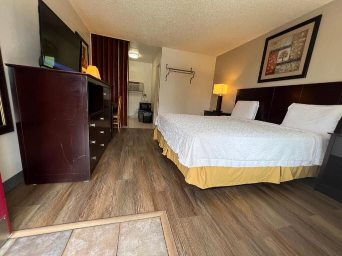 Bedroom 4, Riverside Motel, Clark