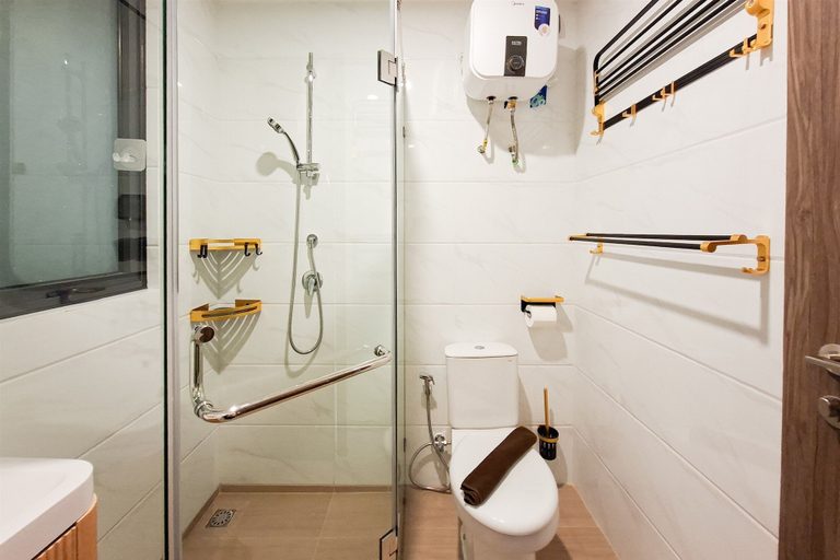 Bathroom 2, Restful Wooden Vibe 2Br At Apartment Sky House Bsd, Tangerang Selatan