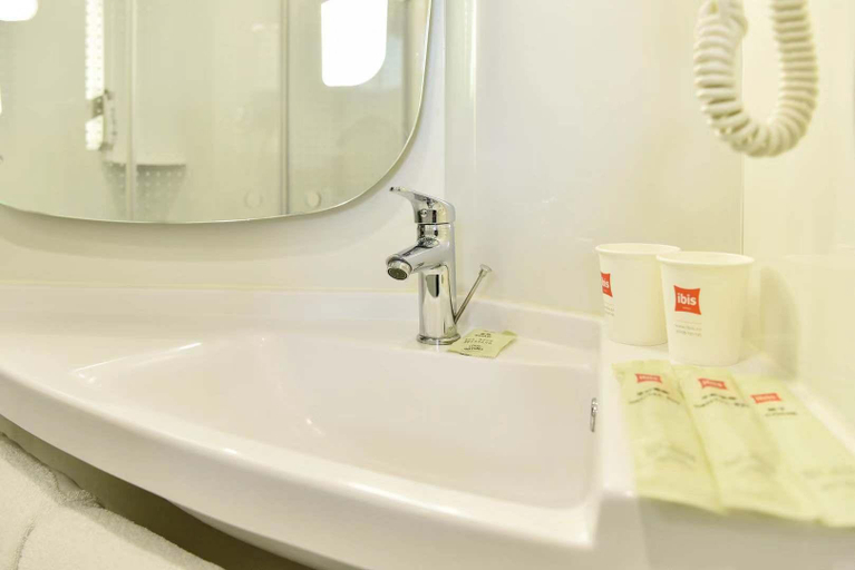 Bathroom 5, Ibis Xi'an Jiaotong University Hotel, Xi'an