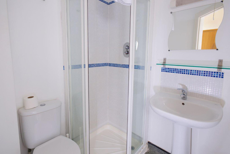 Bathroom 5, The Maemar Hotel, Poole