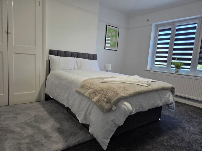 Room 4, House Sleeps 6 With Parking and Garden, Bedfordshire
