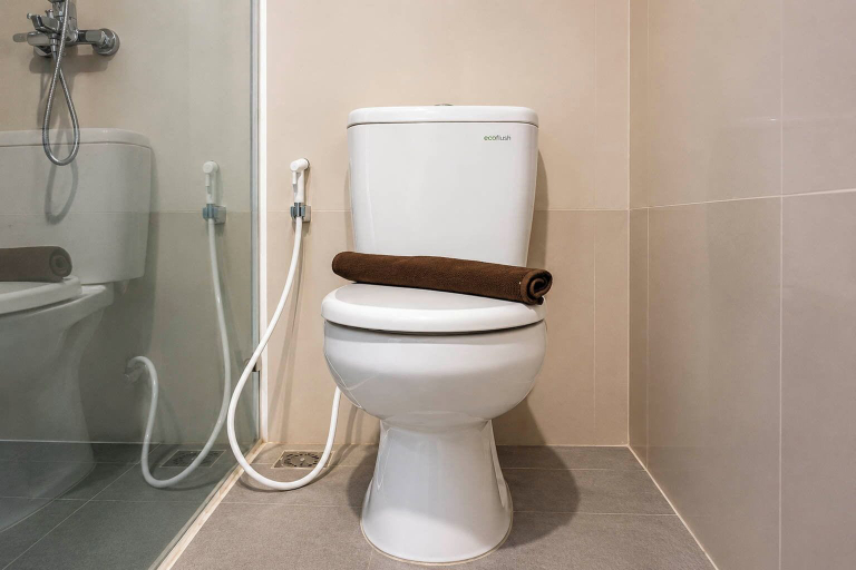 Bathroom 2, 1Br Combined Unit At Apartment Tamansari Skylounge Balikpapan, Balikpapan