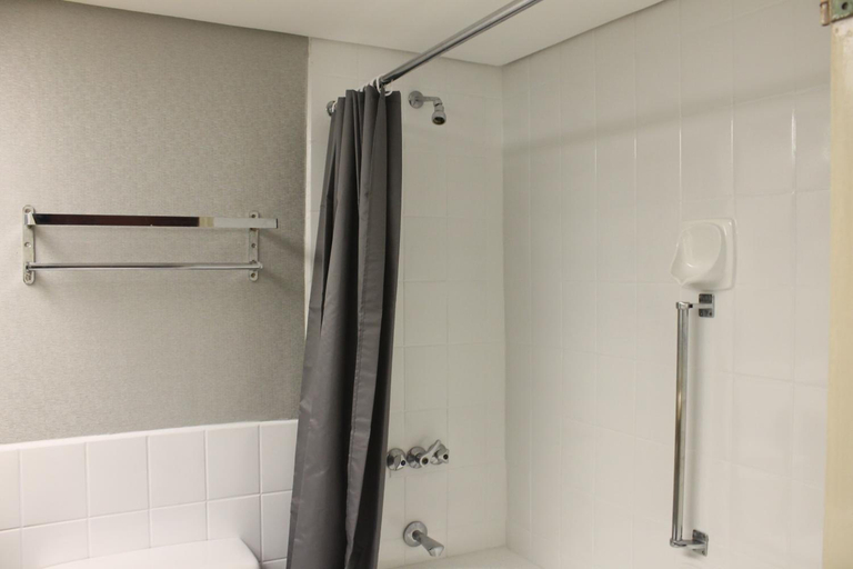 Bathroom 3, Wilderness Beach Hotel, Eden