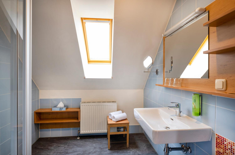 Bathroom 4, Jufa Hotel Judenburg Hotel Zum Sternenturm, Murtal