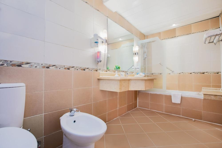 Bathroom 5, Royal Lagoons Resort & Aqua Park, Al-Ghurdaqah