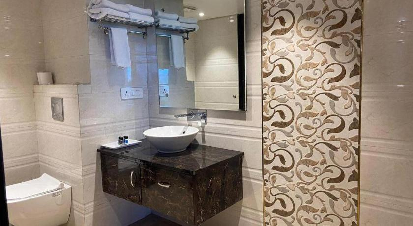 Bathroom 4, Hotel Signature Grand, Delhi
