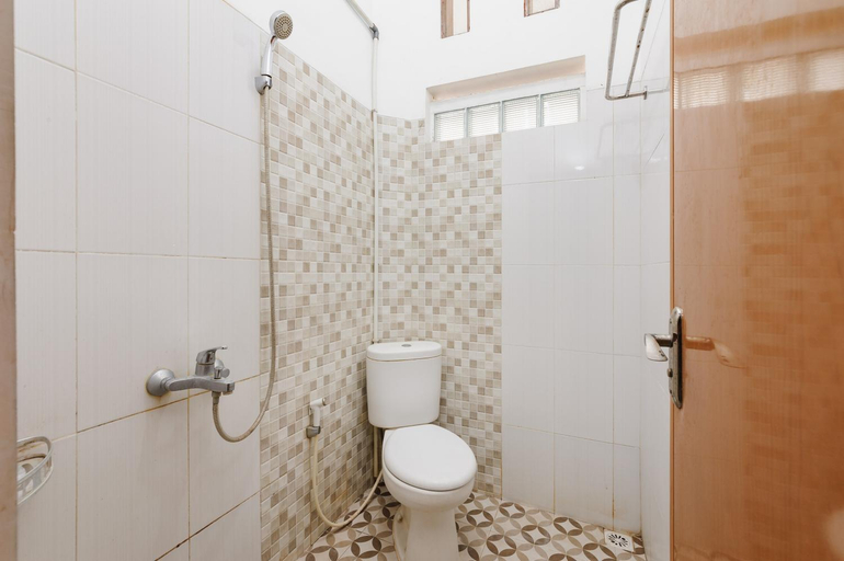Bathroom 4, RedDoorz @ Jalan Danau Limboto, Malang