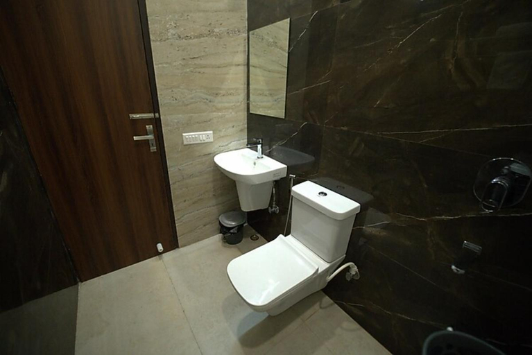 Bathroom, Hotel Omkar, Hisar