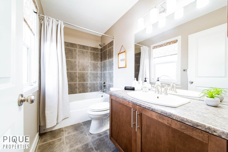 Bathroom 4, 4BDRM Desert Vibes - King Bed - Fire Table - BBQ - Garage, Division No. 11