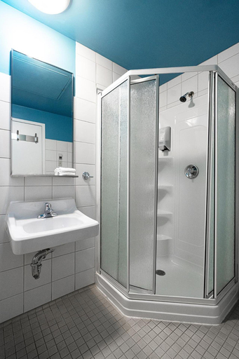 Bathroom 3, Auberge Internationale De Quebec, Communauté-Urbaine-de-Québec
