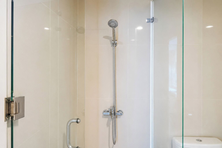 Bathroom 3, Cozy And Chic Studio At Apartment Tamansari Skylounge Balikpapan, Balikpapan